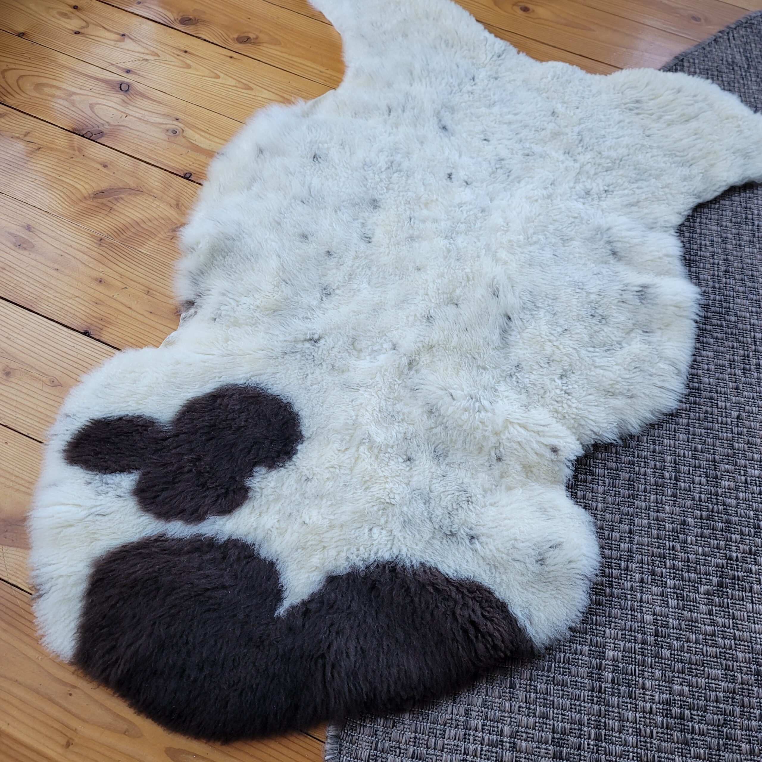 Large Swedish Shearling Rug - Luxurious Wool (44" x 32") Large Swedish Shearling Rug - Luxurious Wool (44" x 32") - Image 4