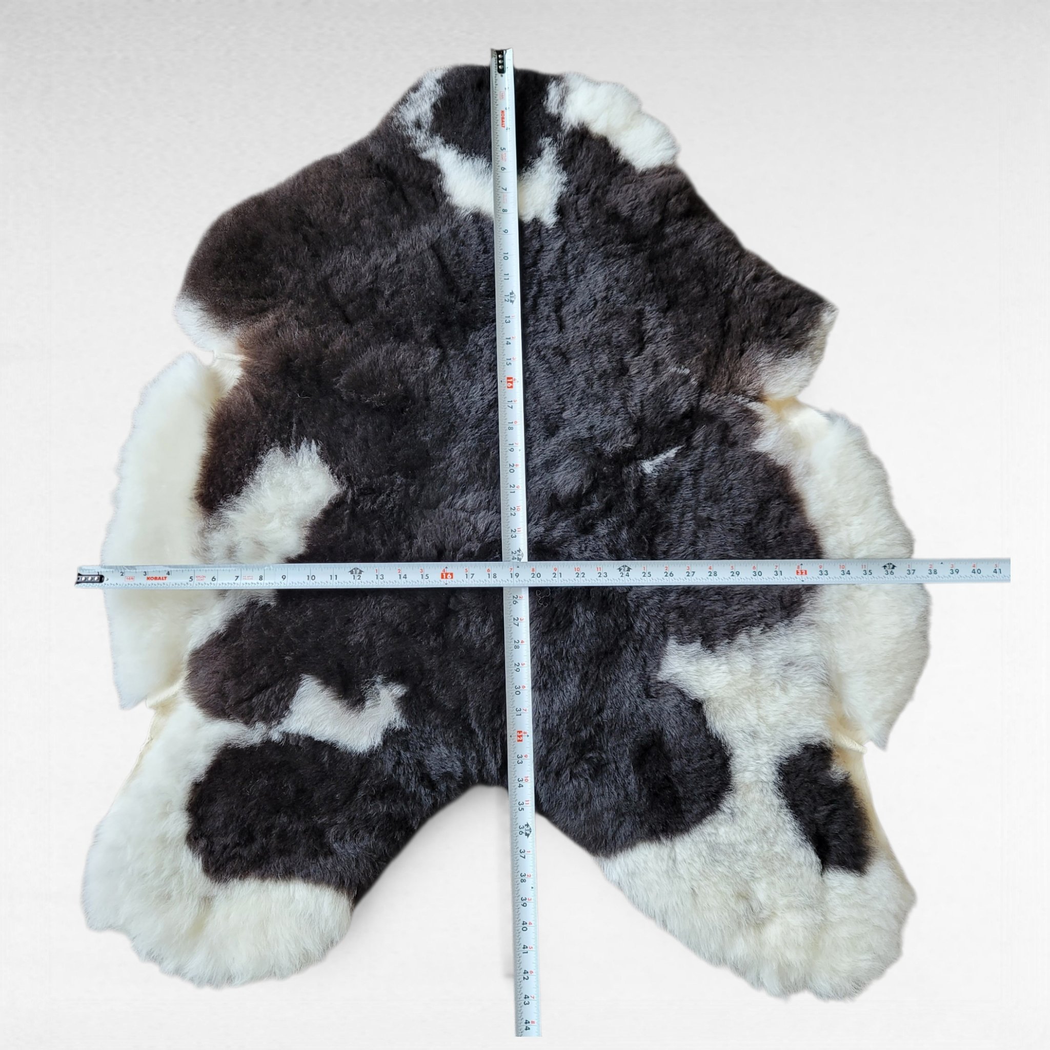 Short Wool X-Wide Icelandic Lambskin Rug Black + White (42" x 37") Short Wool X-Wide Icelandic Lambskin Rug Black + White (42" x 37") - Image 5