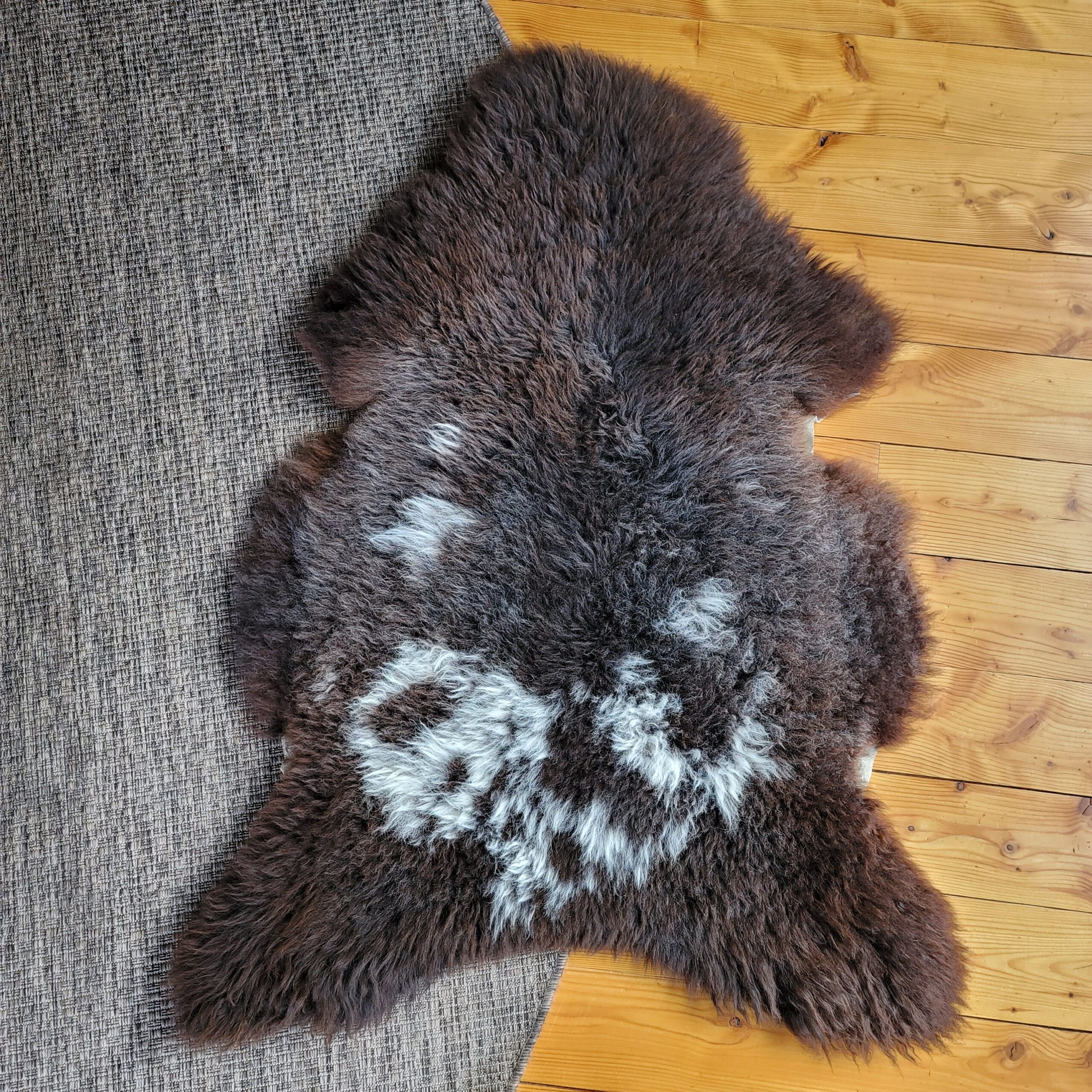 Rare Breed British Sheepskin Rug – Dense Brown & Gray Wool with White Flecks 47" x 34" - Image 4