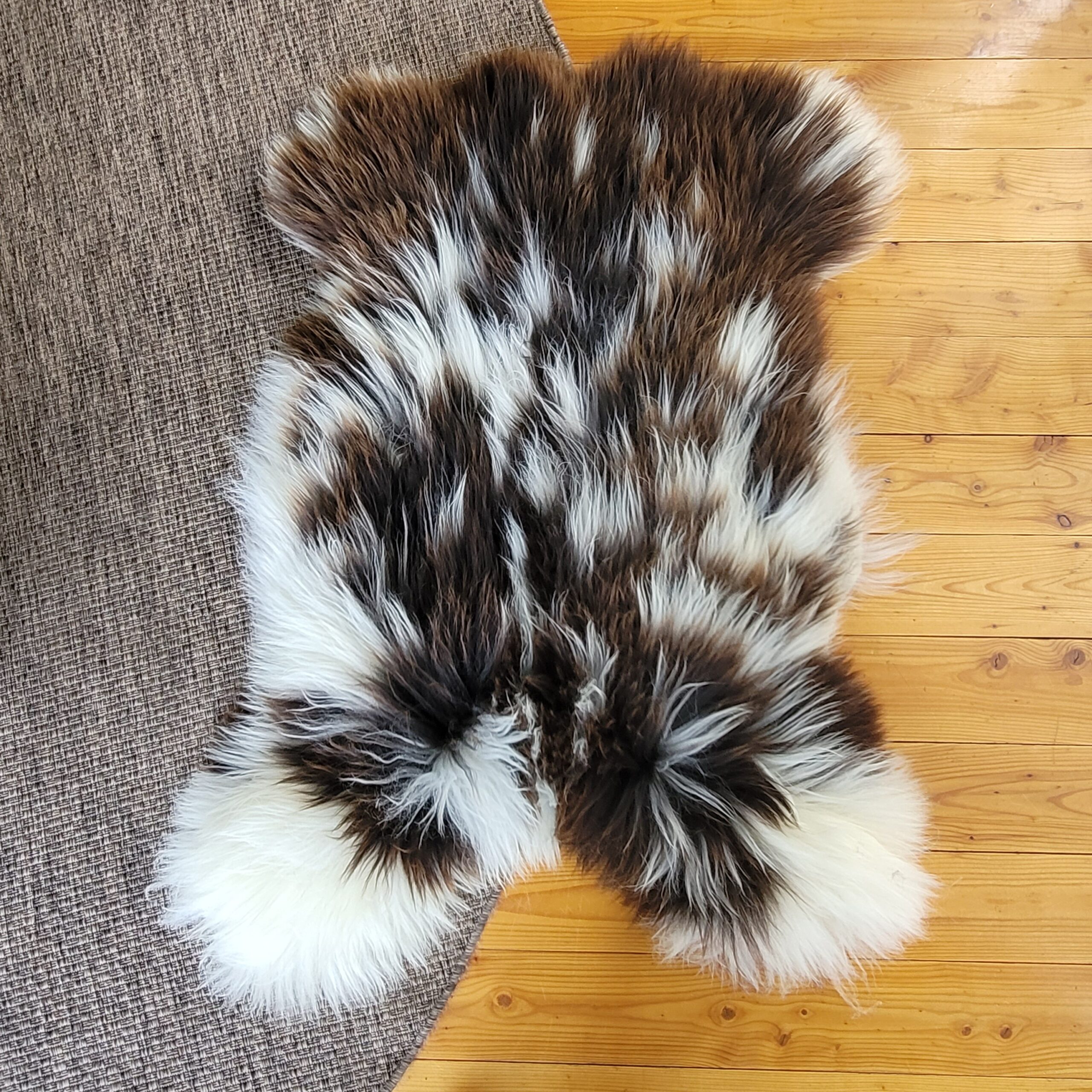 Extra Wide Rare Breed British Sheepskin Throw – Brown & White 49" x 37" - Image 4
