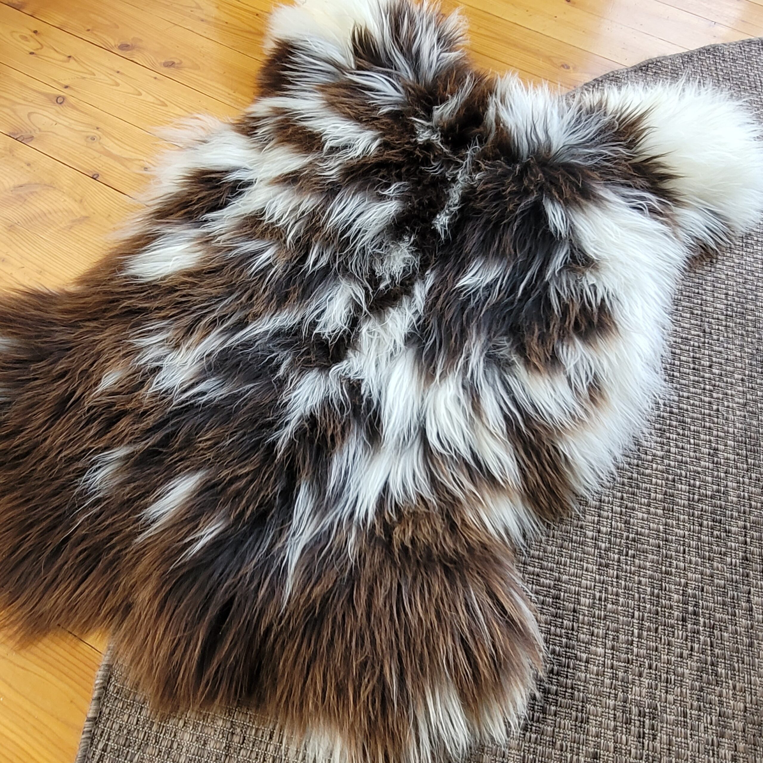 Extra Wide Rare Breed British Sheepskin Throw – Brown & White 49" x 37" - Image 3