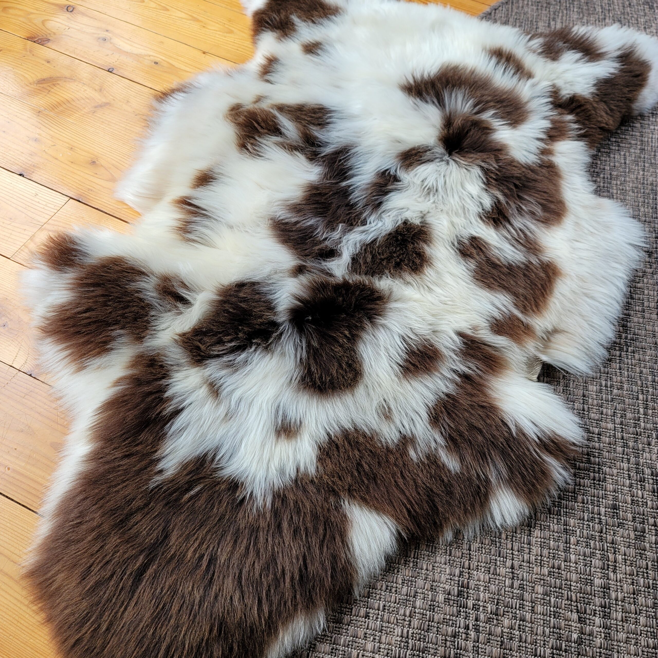 Silky Rare Breed British Sheepskin Throw – Supple Blanket-Like Hide 49" x 31" - Image 3