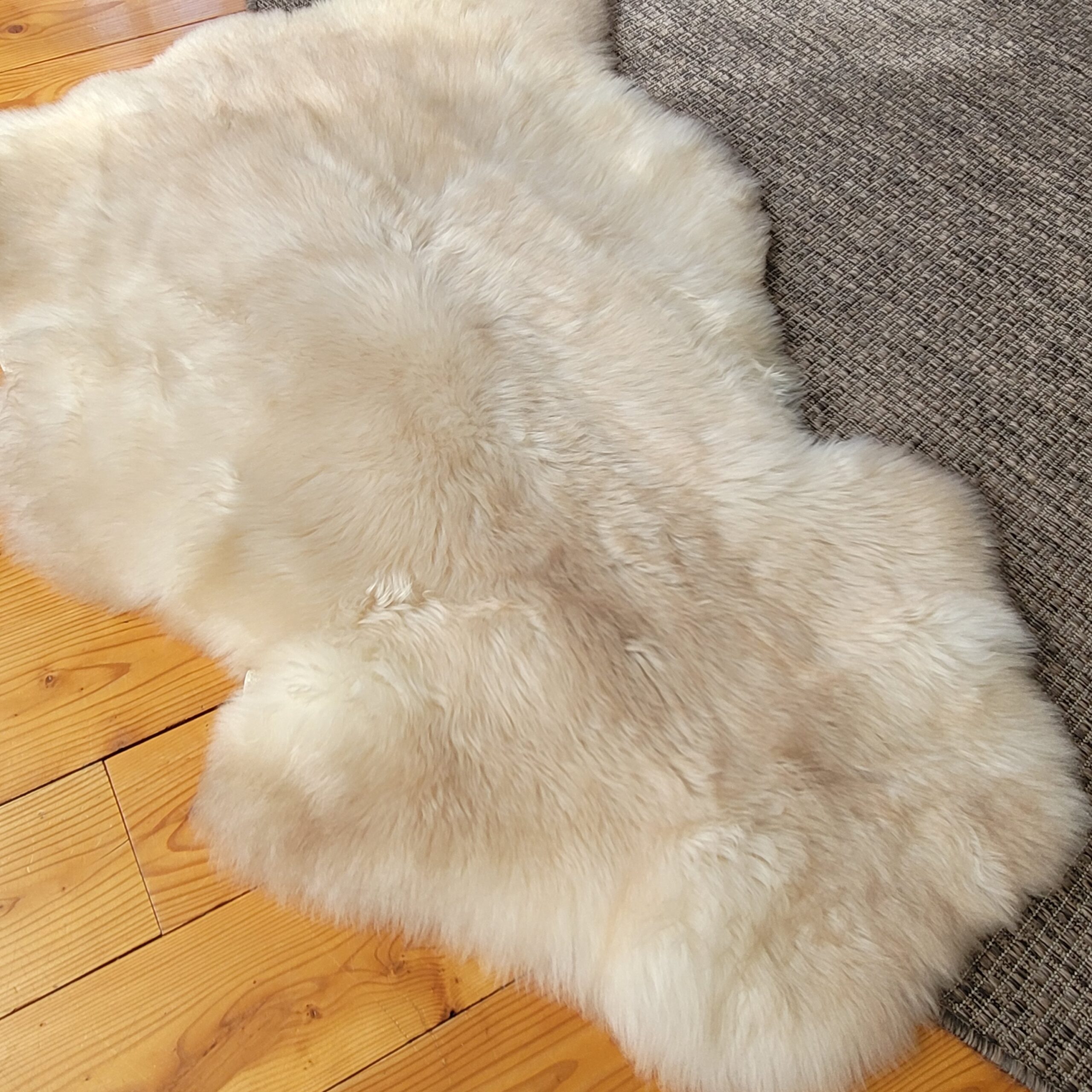 Rare Breed Portland Sheepskin Throw – Light Bone & Tan 46" x 35" - Image 4