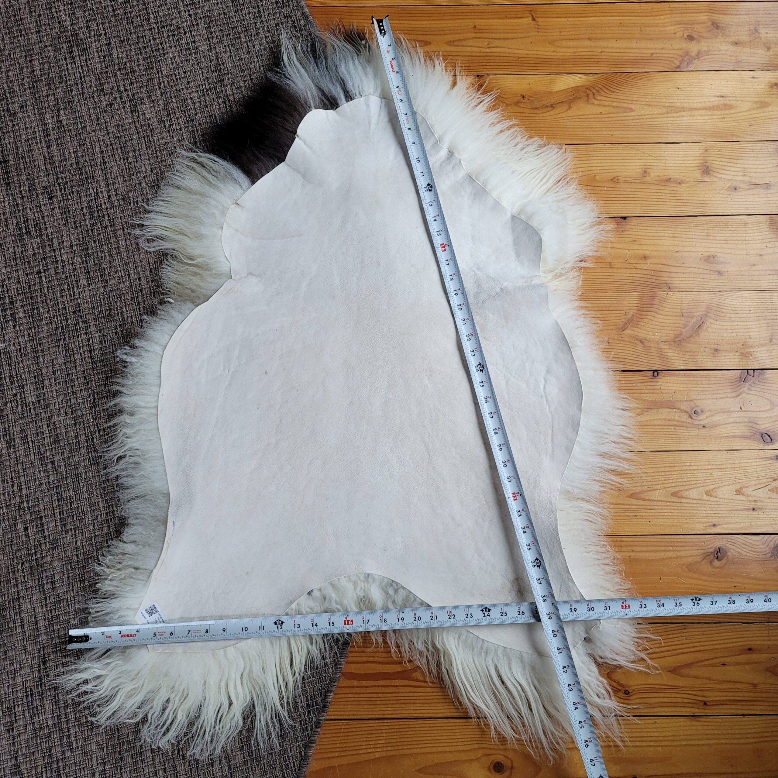 Ecru Icelandic Sheepskin with Black Spot 47″ × 33″ - Image 5