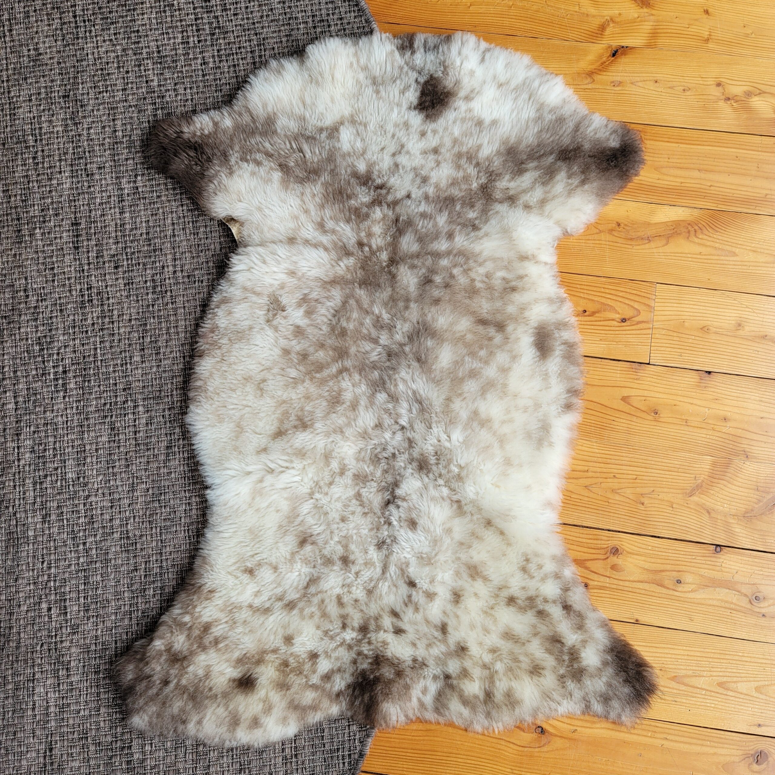 Rare German Sheepskin – Supple Hide & Soft Fleece – 45" × 31" - Image 3
