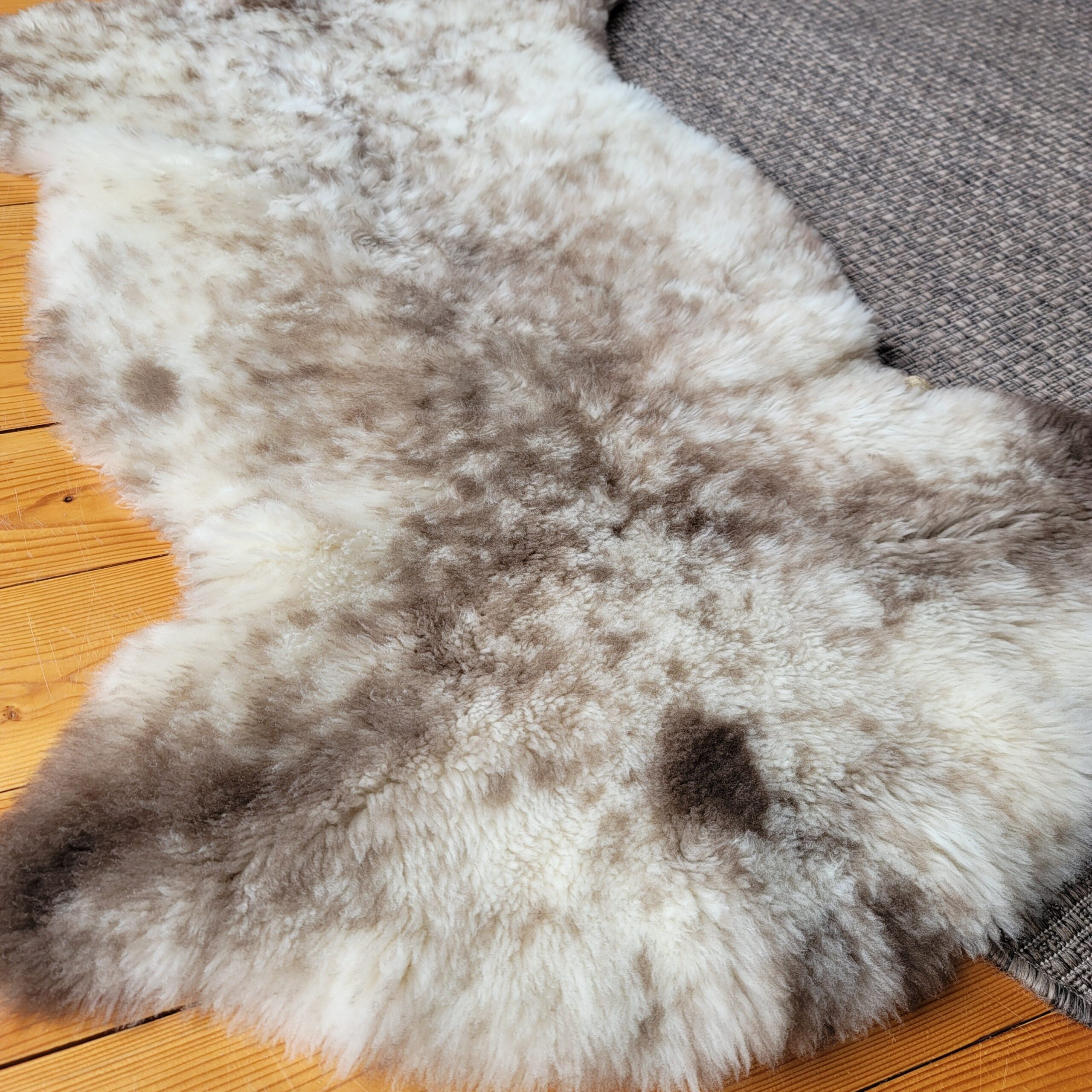Rare German Sheepskin – Supple Hide & Soft Fleece – 45" × 31" - Image 4