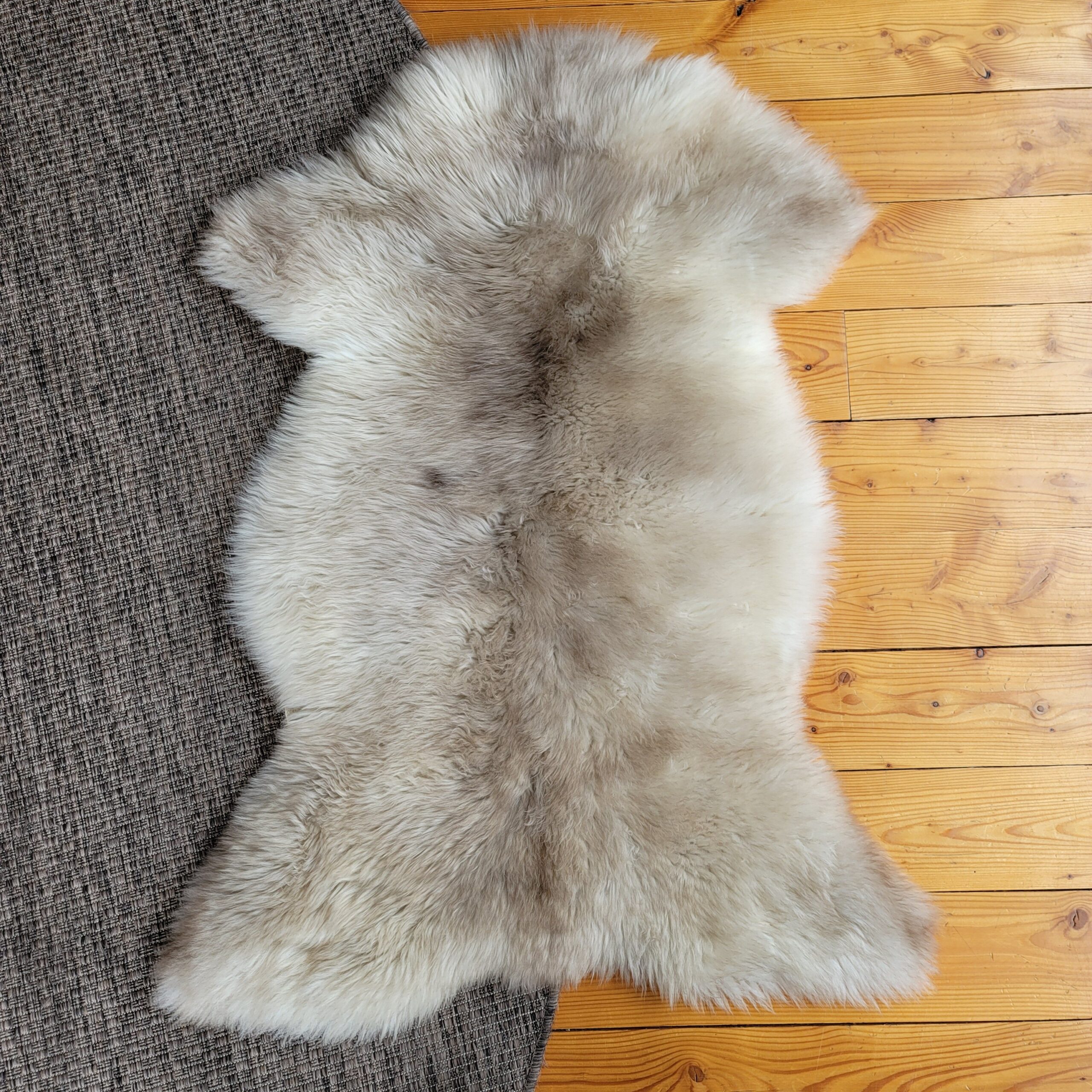 Rare German Sheepskin – Silky Wool & Soft Drape – 46" × 32" - Image 4