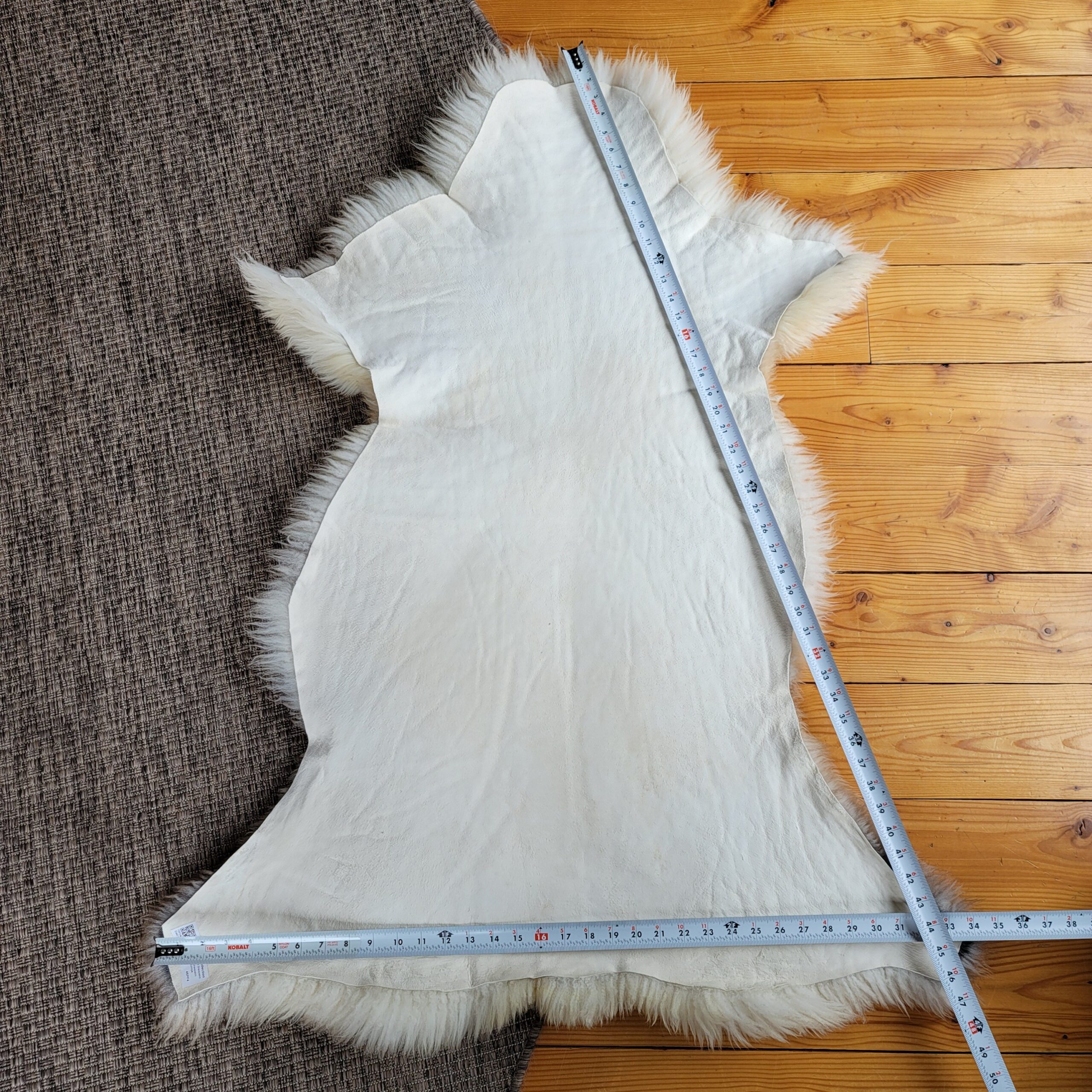Rare German Sheepskin – Dense Wool & Accent-Rug Shape – 48" × 35" - Image 5